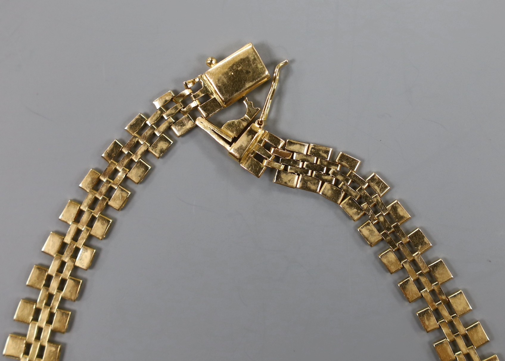 An Italian 750 fringe necklace, 41cm, 26.7 grams.